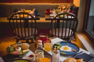 HENRI Düsseldorf Ein Tisch mit Tellern voller Speisen und Getränken.