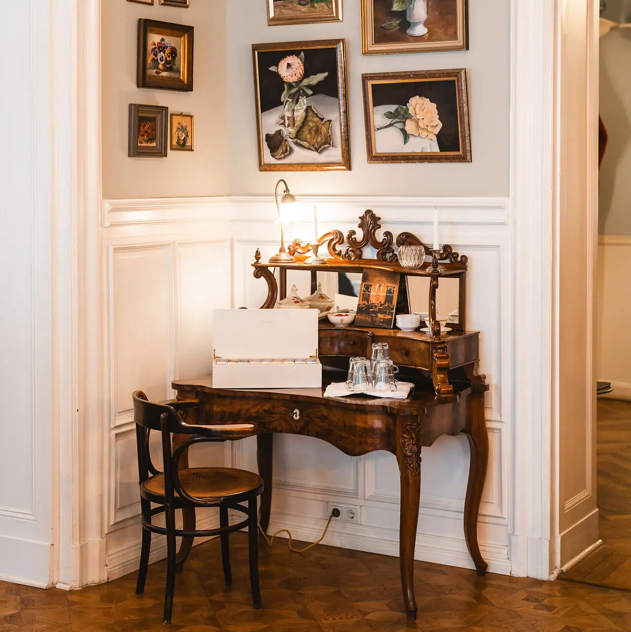 Schreibtisch und Stuhl in einem Raum.