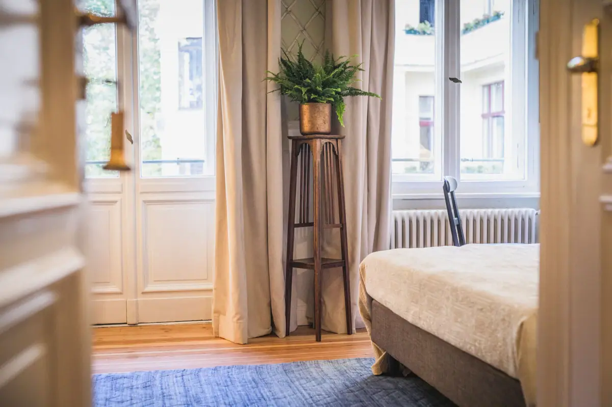 Pflanze im Topf neben einem Bett