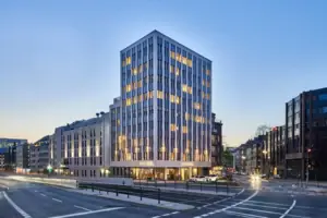 HENRI Düsseldorf Beleuchtetes Gebäude in städtischer Umgebung bei Nacht