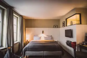 Bett in einem stilvoll eingerichteten Zimmer.