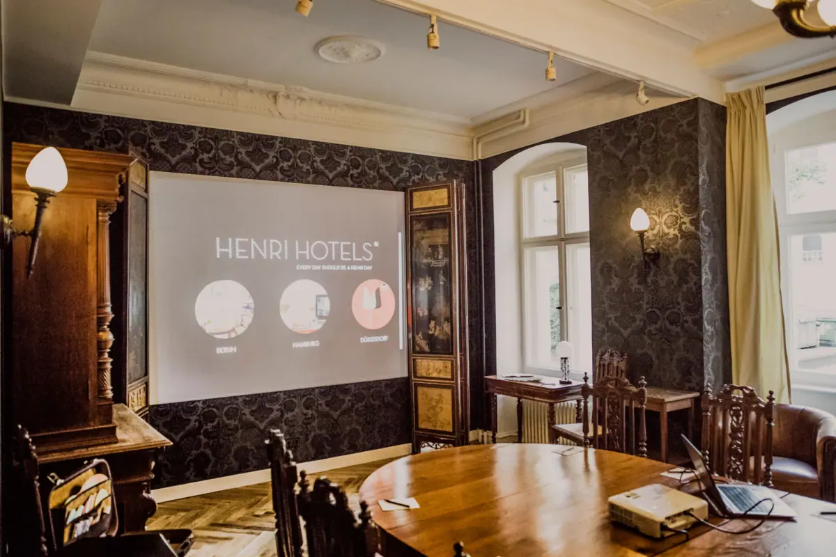 Ein Zimmer mit Leinwand und Möbeln.