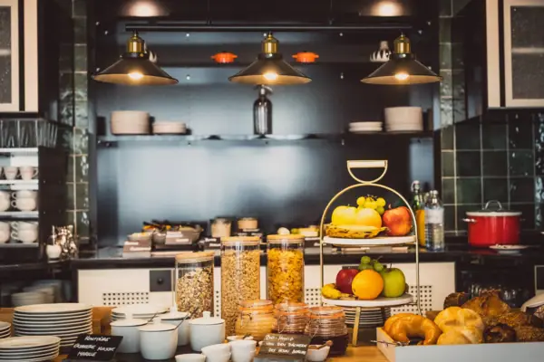 Frühstück Ein Gericht auf einem Tisch.