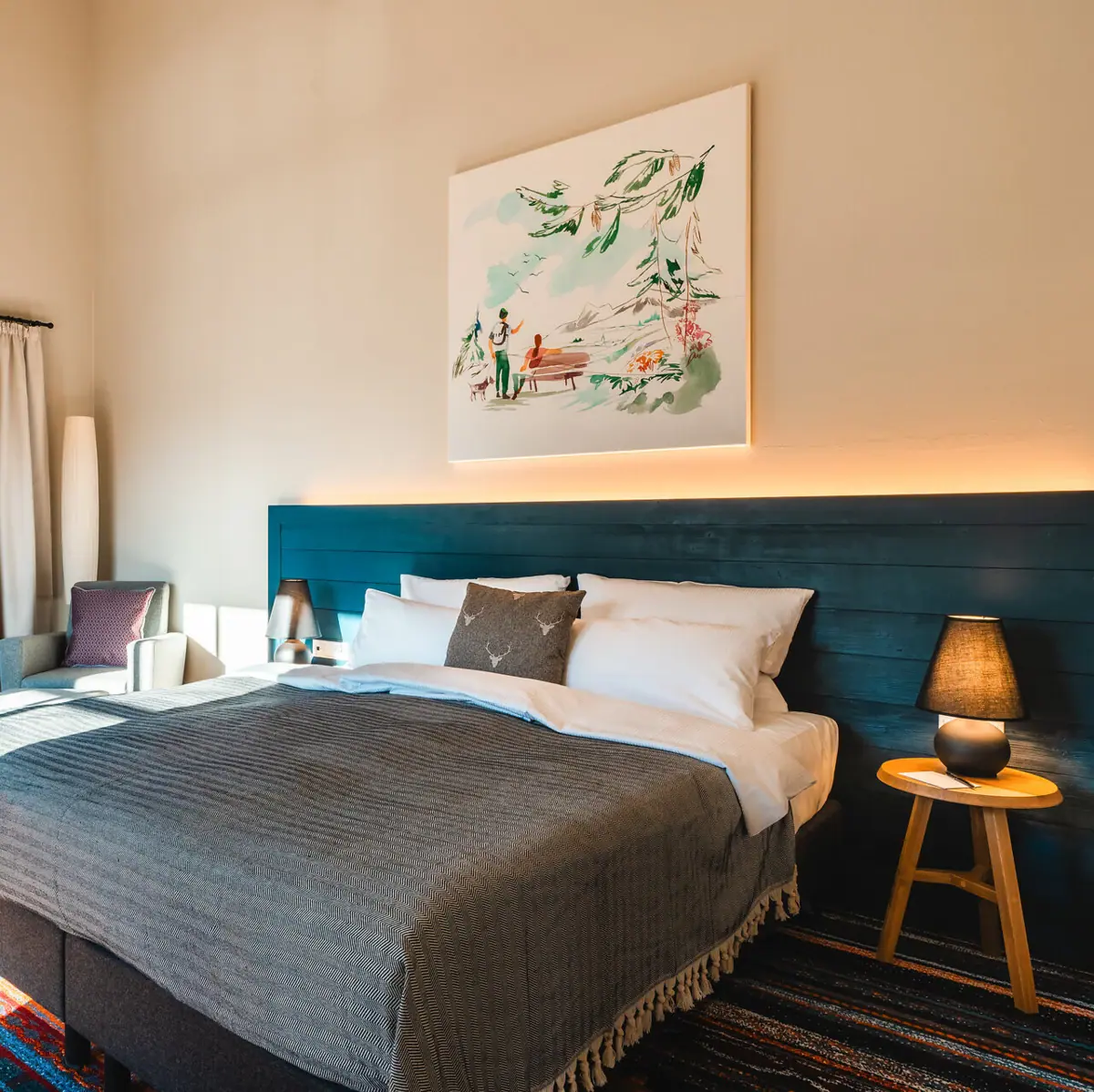 Bett in einem stilvoll eingerichteten Schlafzimmer mit Kissen und Bettwäsche.