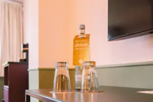 Eine Flasche und Gläser auf einem Tisch.