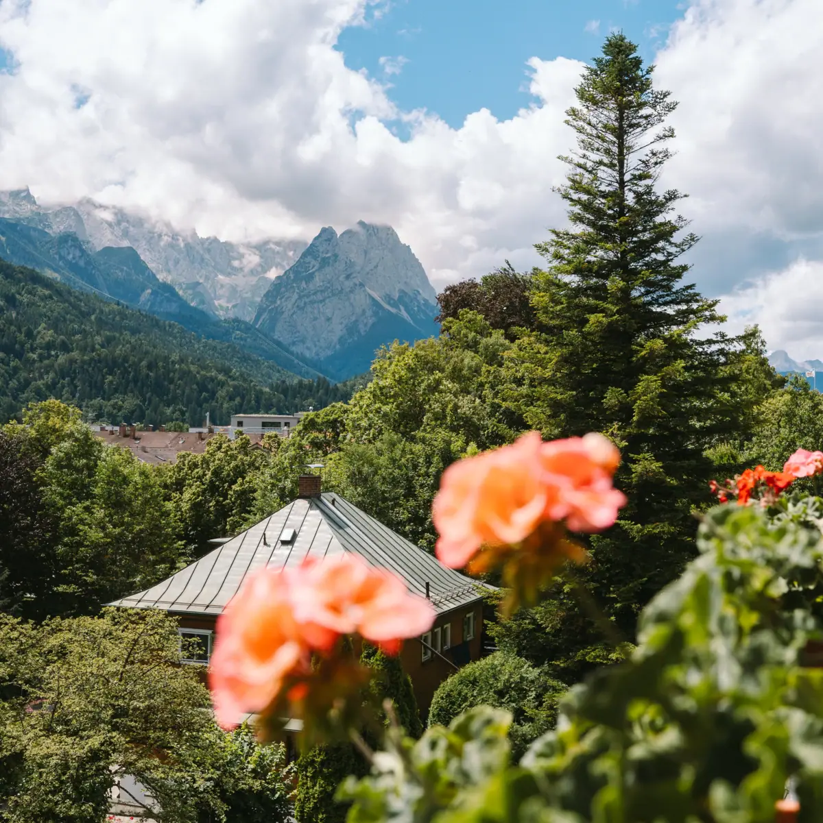 Ausblick HENRI Garmisch-Partenkirchen Der Ausblick aus einem Zimmer des HENRI Hotels in Garmisch-Partenkirchen.