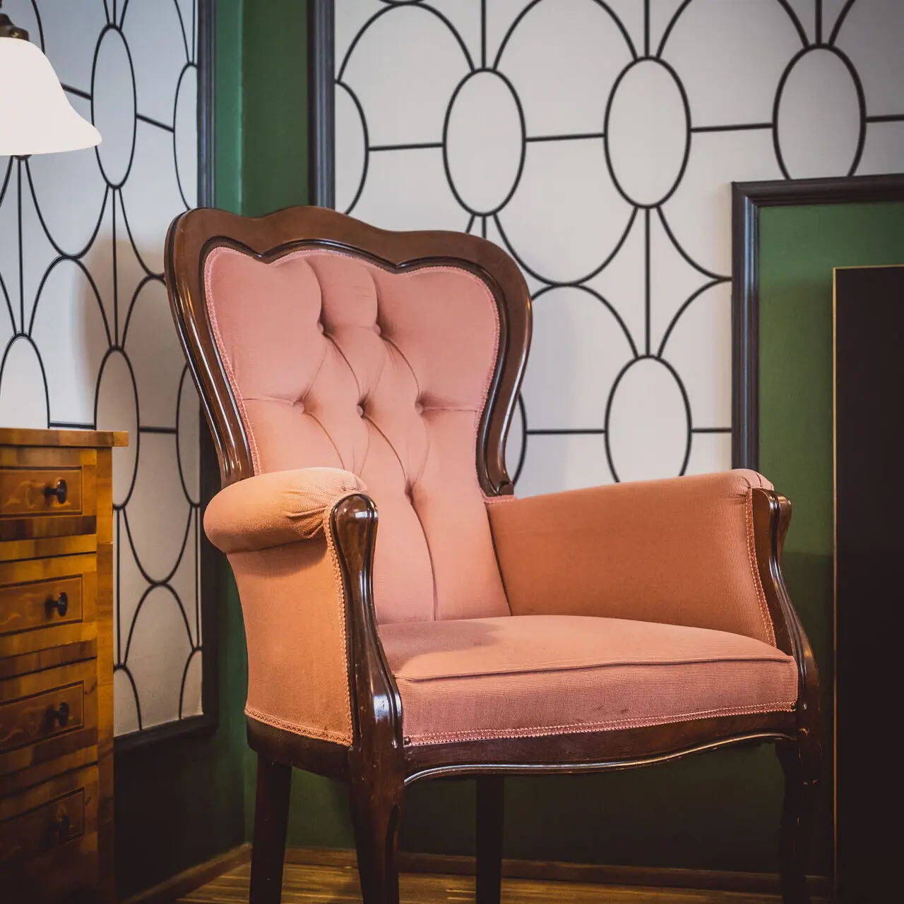 Ein pinker Sessel in einem Raum.