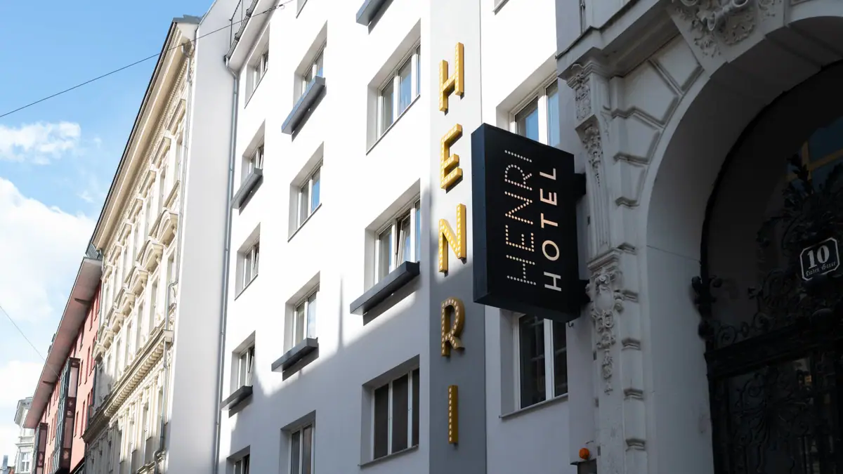 Ein Schild an einem Gebäude.