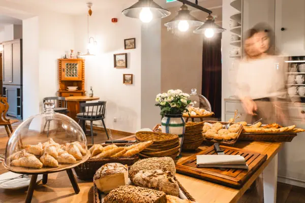Ein Tisch mit Snacks und Gebäck.