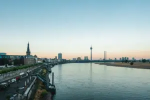Düsseldorf Fluss mit Brücke und Stadt im Hintergrund