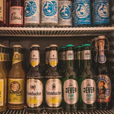 Honesty Bar Ein Kühlschrank voller Flaschen