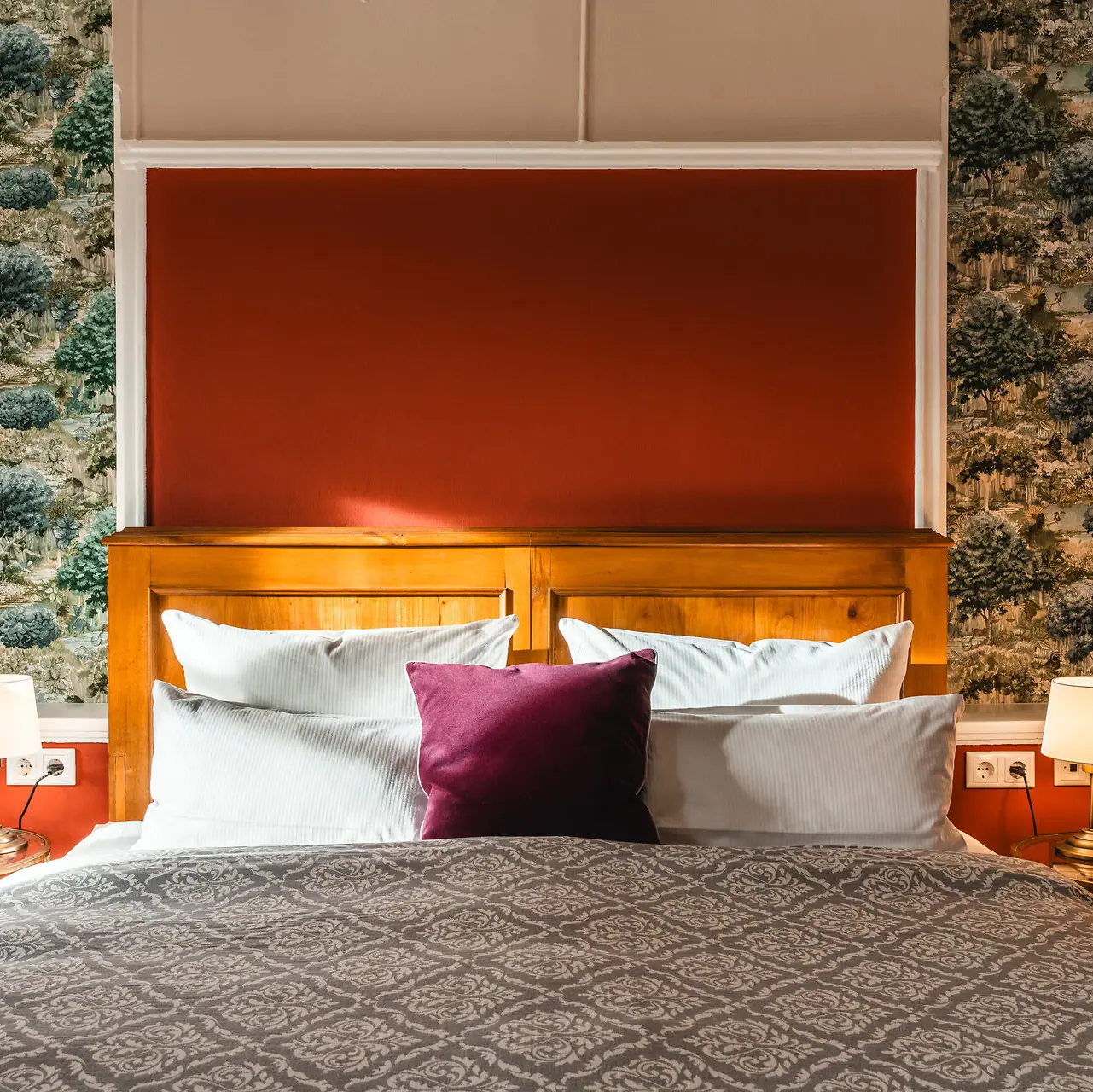 Bett im Haus Kaiser Ein Bett mit einem rot-weißen Kissen.