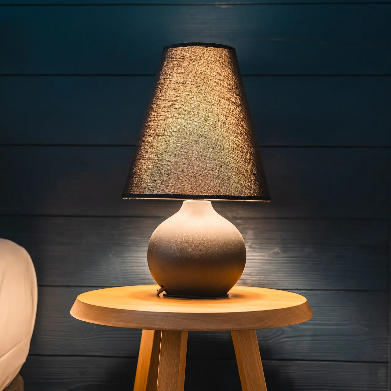 Details im Haus Ache Lampe auf einem Tisch