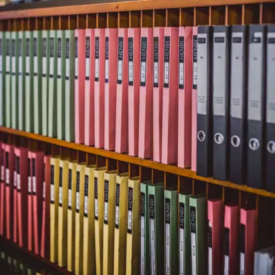 Ein Regal mit Ordnern.