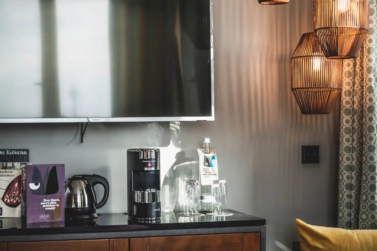 Ein Fernseher an der Wand.