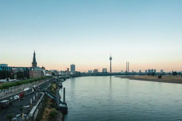 Düsseldorf Fluss mit Brücke und Stadt im Hintergrund