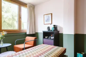 Eine Zimmerbar mit Kaffee- und Teestation im Chambre im HENRI Hotel Garmisch-Partenkirchen.