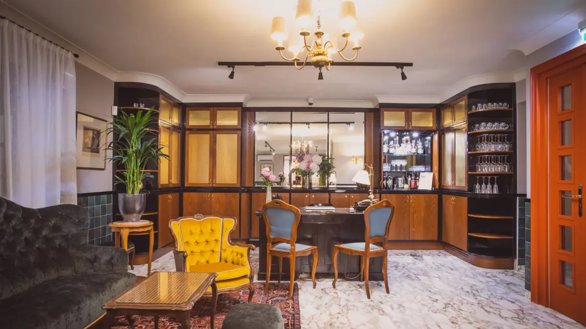 Ein Zimmer mit einem Tisch und Stühlen.