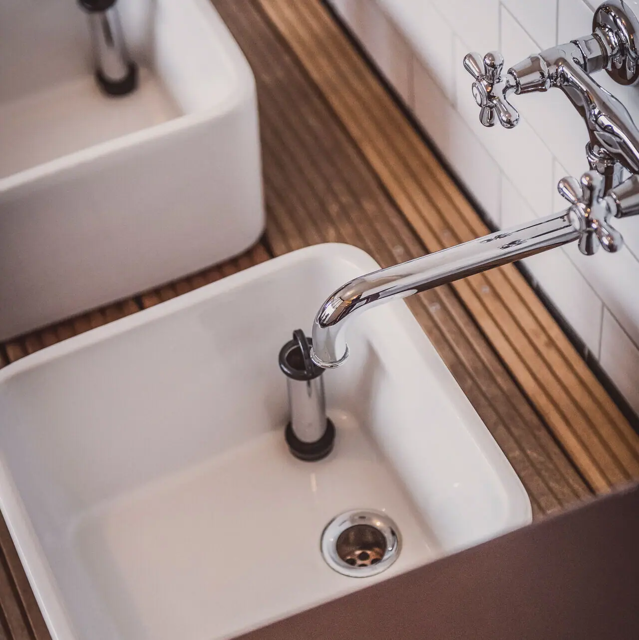 Fußbad und Wasserhahn im Wellnessbereich.