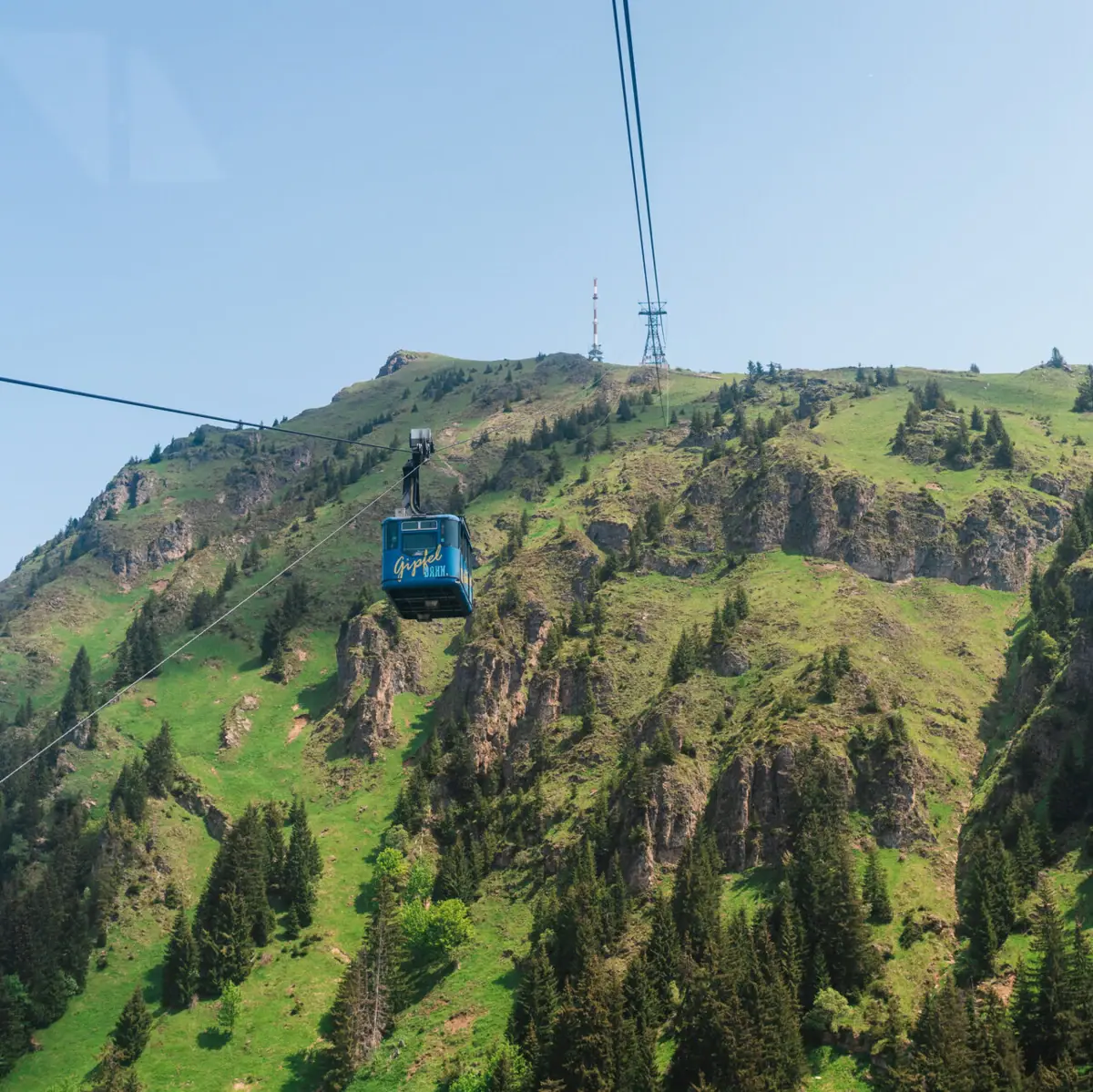 Seilbahn zum Kitzbüheler Horn Seilbahn vor einem grünen Berghang