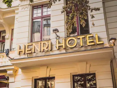 Schriftzug Leuchtbuchstaben Henri Hotel Berlin bei Tag