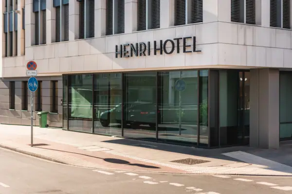 HENRI Düsseldorf Gebäude mit Glasfenstern