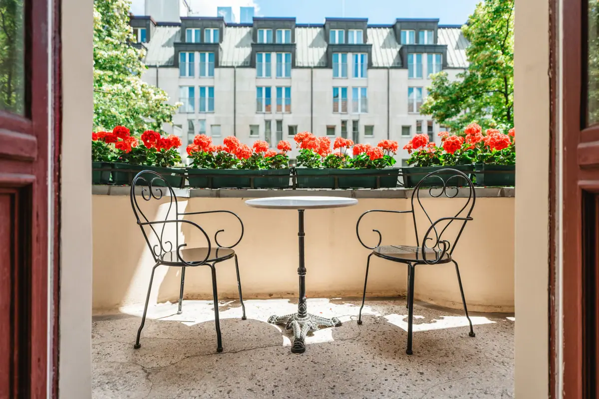 Ein Tisch und Stühle auf einer Terrasse.