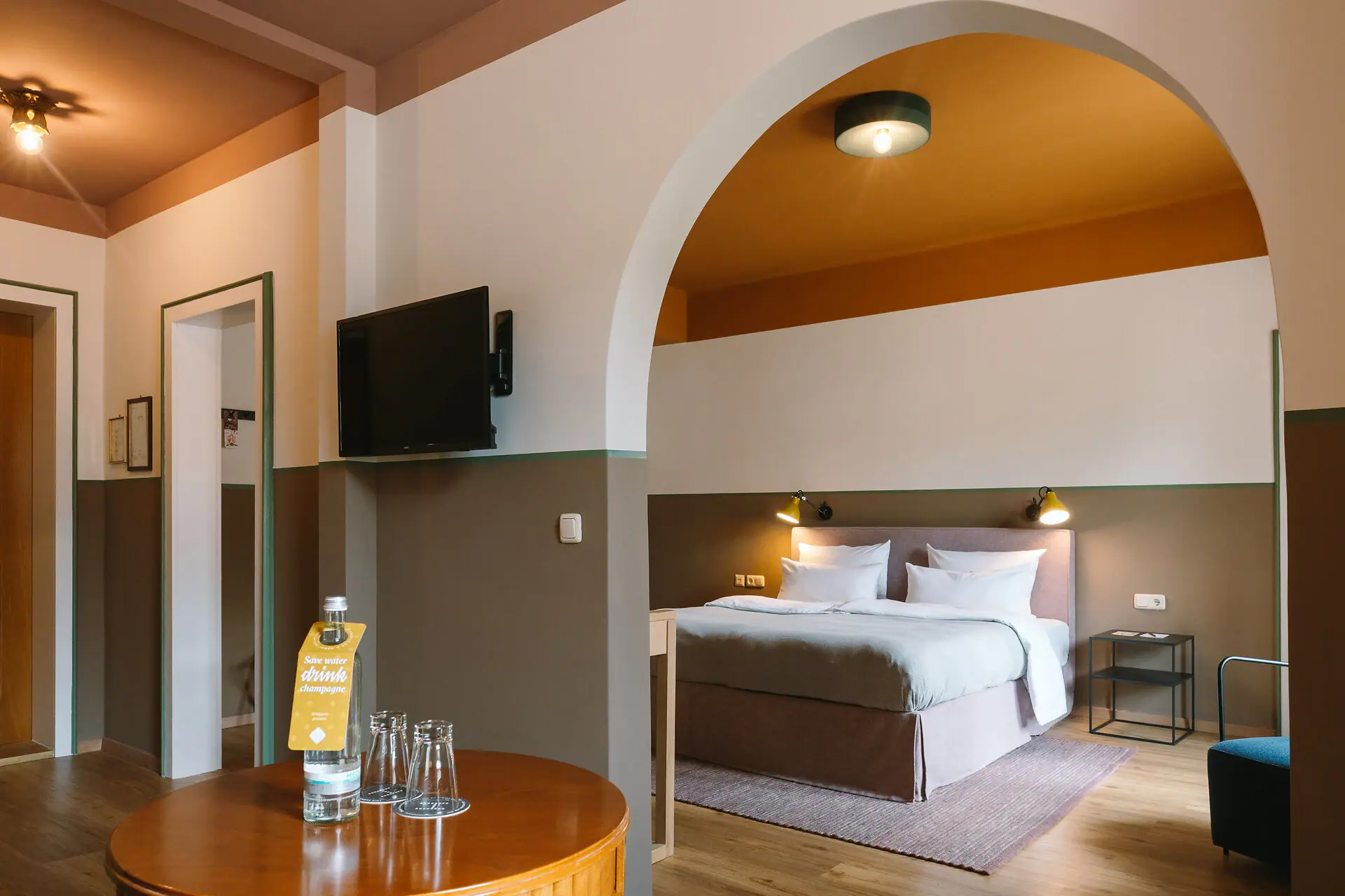 Hotelzimmer HENRI Garmisch-Partenkirchen Ein Zimmer im HENRI Hotel Garmisch-Partenkirchen mit einem Bett und einem Fernseher.