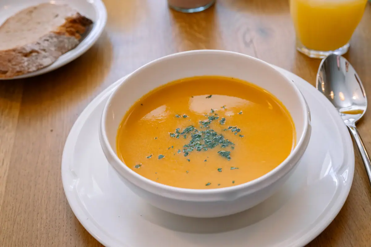 Eine Schüssel Suppe auf einem Teller.