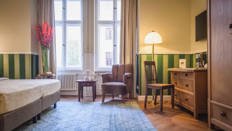 Zimmeransicht Bett Holzmöbel