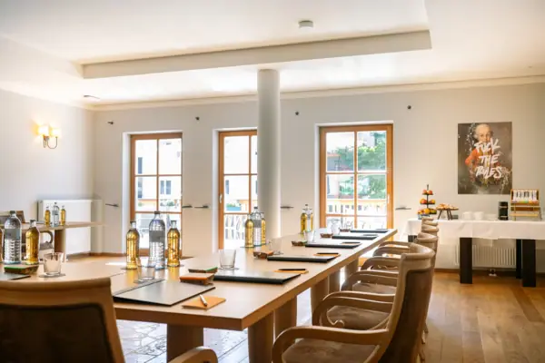 Ein Raum mit einem Tisch und Stühlen.