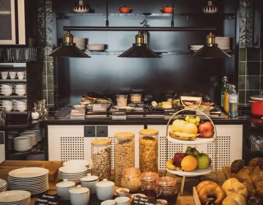 Eine Küche mit Lebensmitteln auf der Theke.