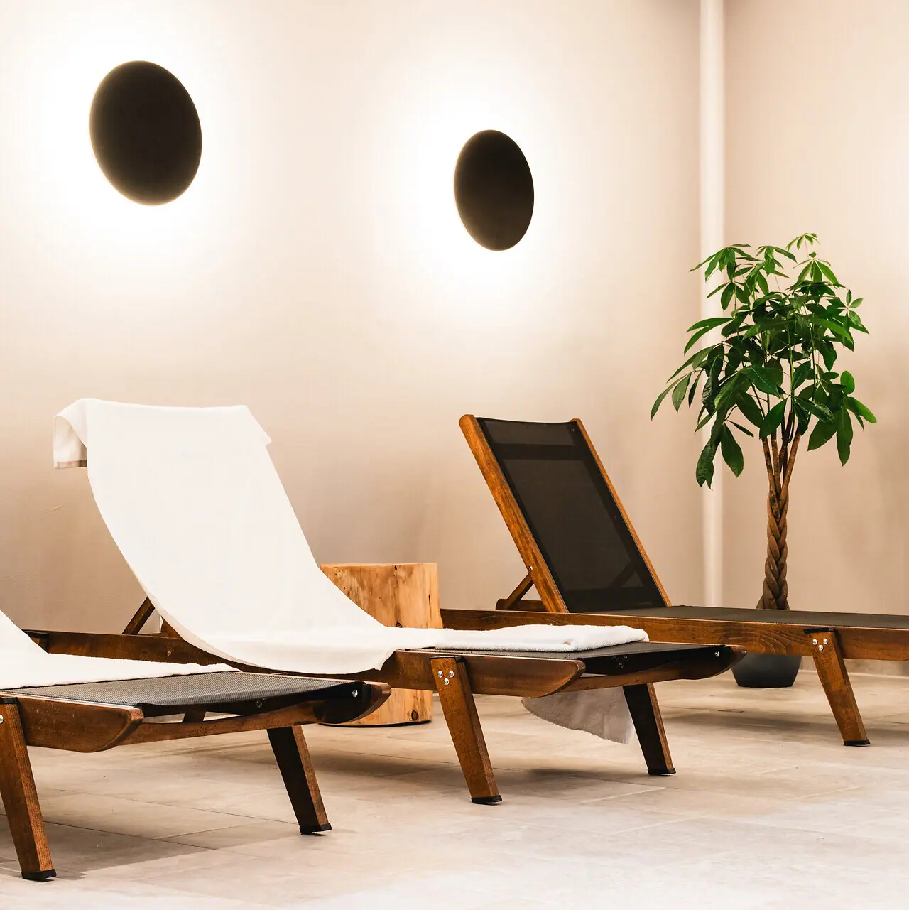 Liegestühle im Poolbereich Eine Gruppe von Stühlen in einem Raum.