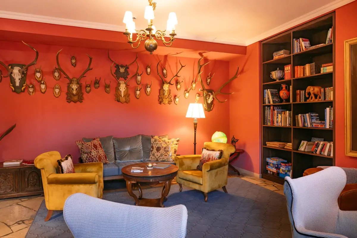 Ein Zimmer mit einem Sofa und Stühlen.