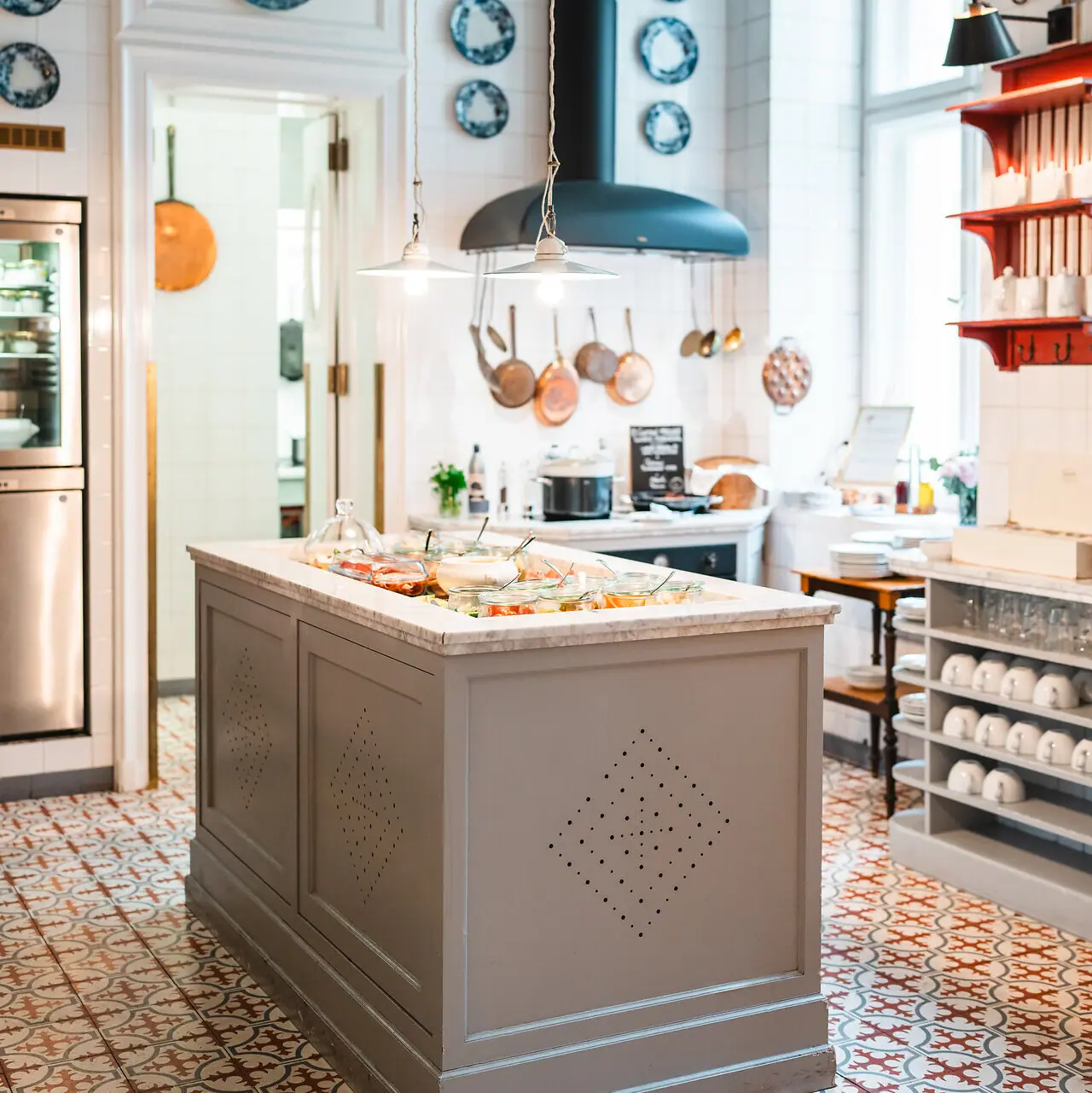 Eine Küche mit großer Kochinsel.