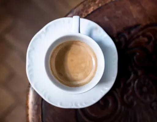 Eine Tasse Kaffee auf einer Untertasse
