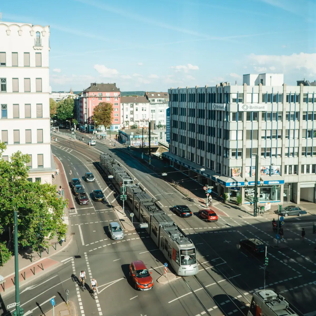 Straße mit Autos und Gebäuden im Hintergrund.