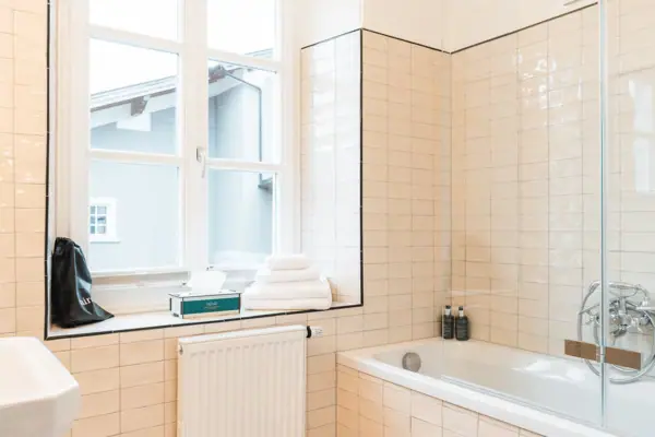 Badezimmer mit Fenster und Badewanne