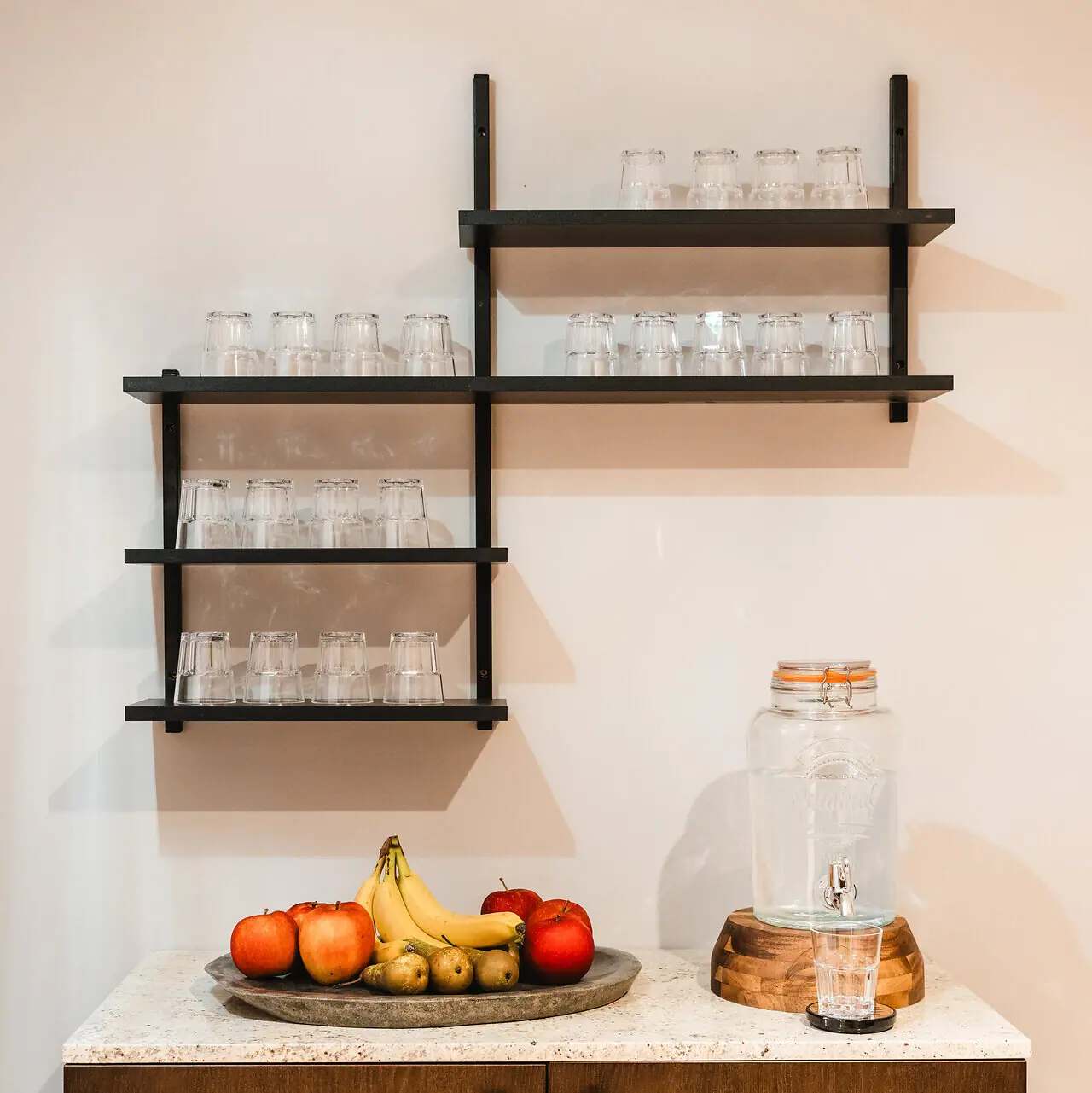 Wasser und Obst im Wellnessbereich Eine Frucht auf einem Teller auf einer Arbeitsplatte.