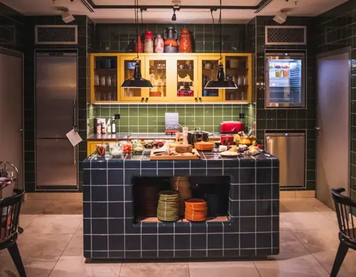 HENRI Abendbrot Eine Küche mit Theke und Stühlen.