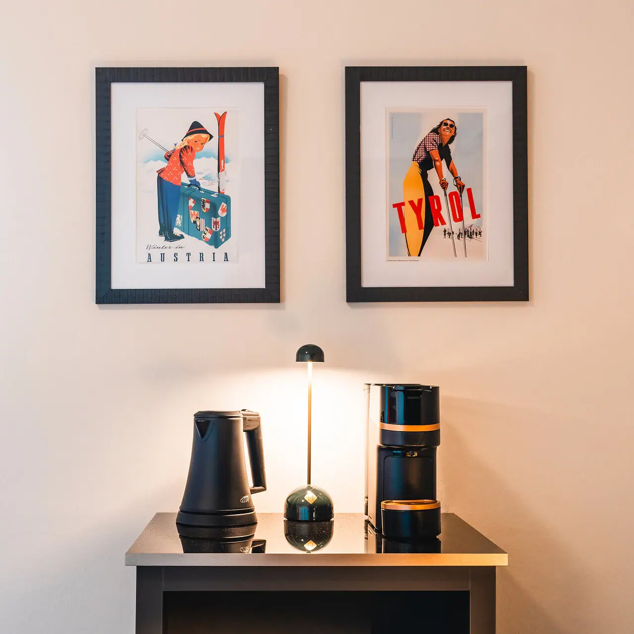 Kaffeemaschine und Wasserkocher auf dem Zimmer Kaffee-Corner auf dem Zimmer im HENRI Hotel Kitzbühel