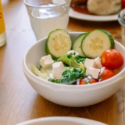 Eine Schüssel Salat mit Gurken und Tomaten.