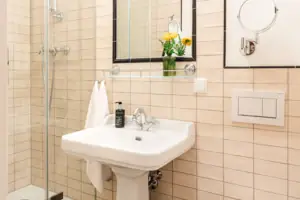 Badezimmer mit Spiegel und Waschbecken