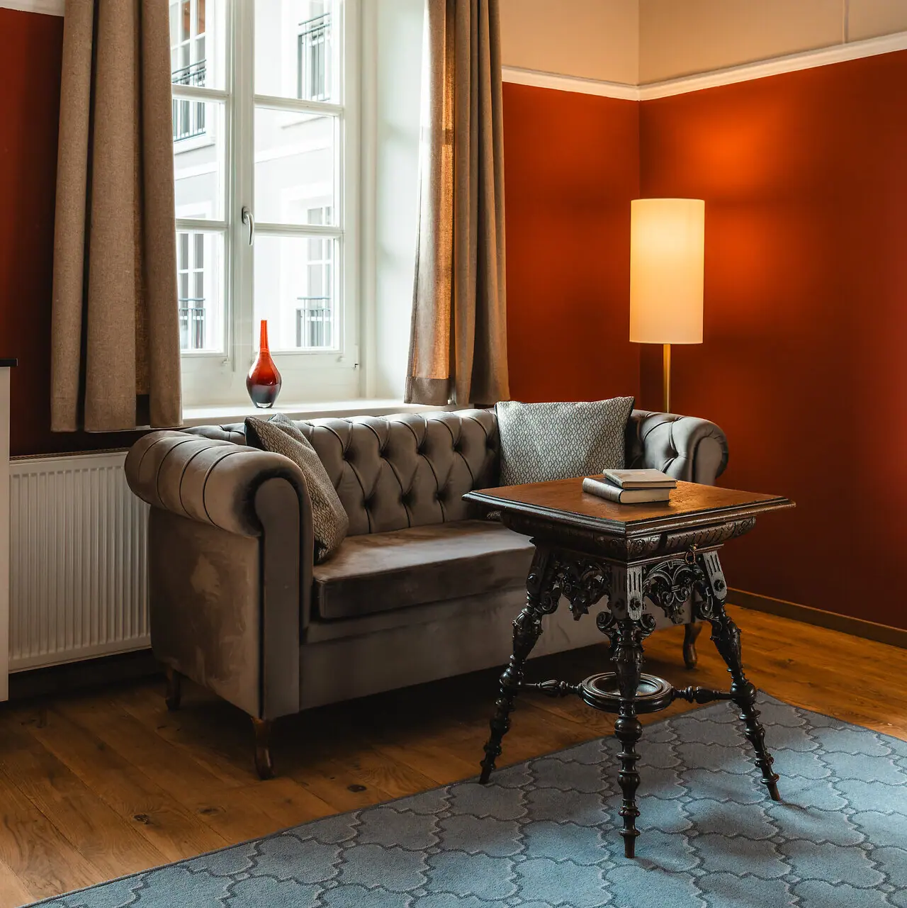 Sitzecke im Haus Kaiser Couch und Tisch in einem stilvoll eingerichteten Raum.