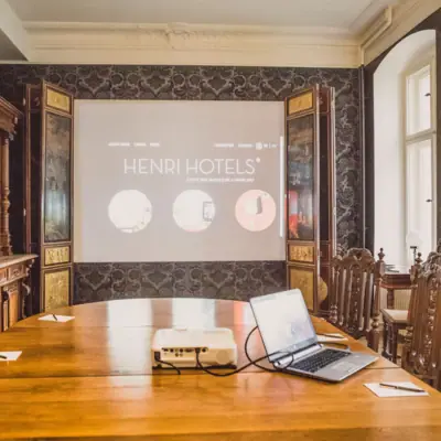 Tagungsraum mit Holzmöbeln Frontalansicht Leinwand