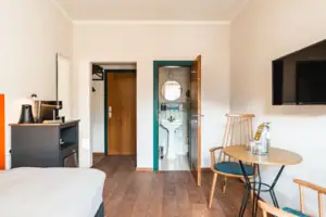 Ein Zimmer mit Waschbecken und Spiegel.