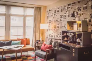 Ein Raum mit einem Sofa und einem Couchtisch.