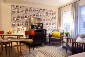 Ein Raum mit Kaffeemaschine und Stühlen.