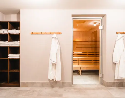 Saunabereich im HENRI Kitzbühel Ein Zimmer mit Sauna und Handtuchhalter.