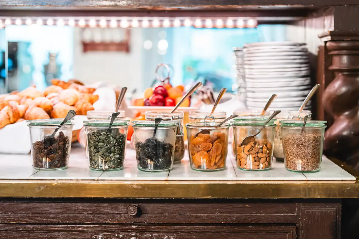 Eine Gruppe von Gläsern mit Löffeln auf einer Theke.